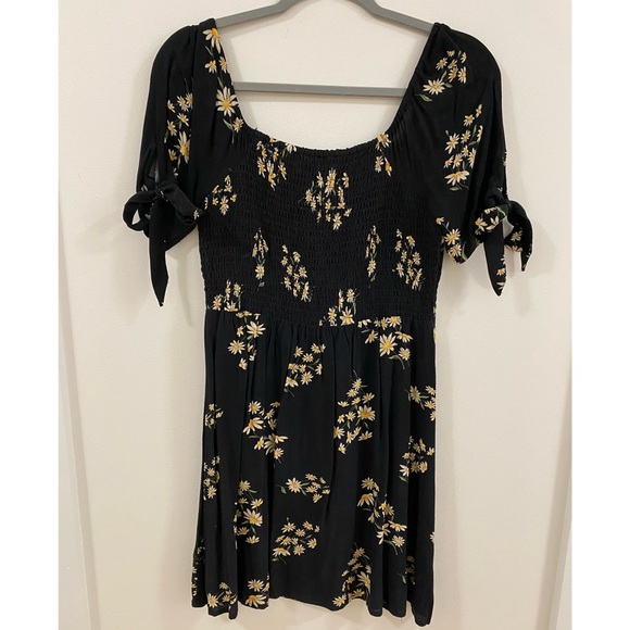 American Eagle Black Floral Tie Sleeve Dress Size Small - Picture 2 of 4